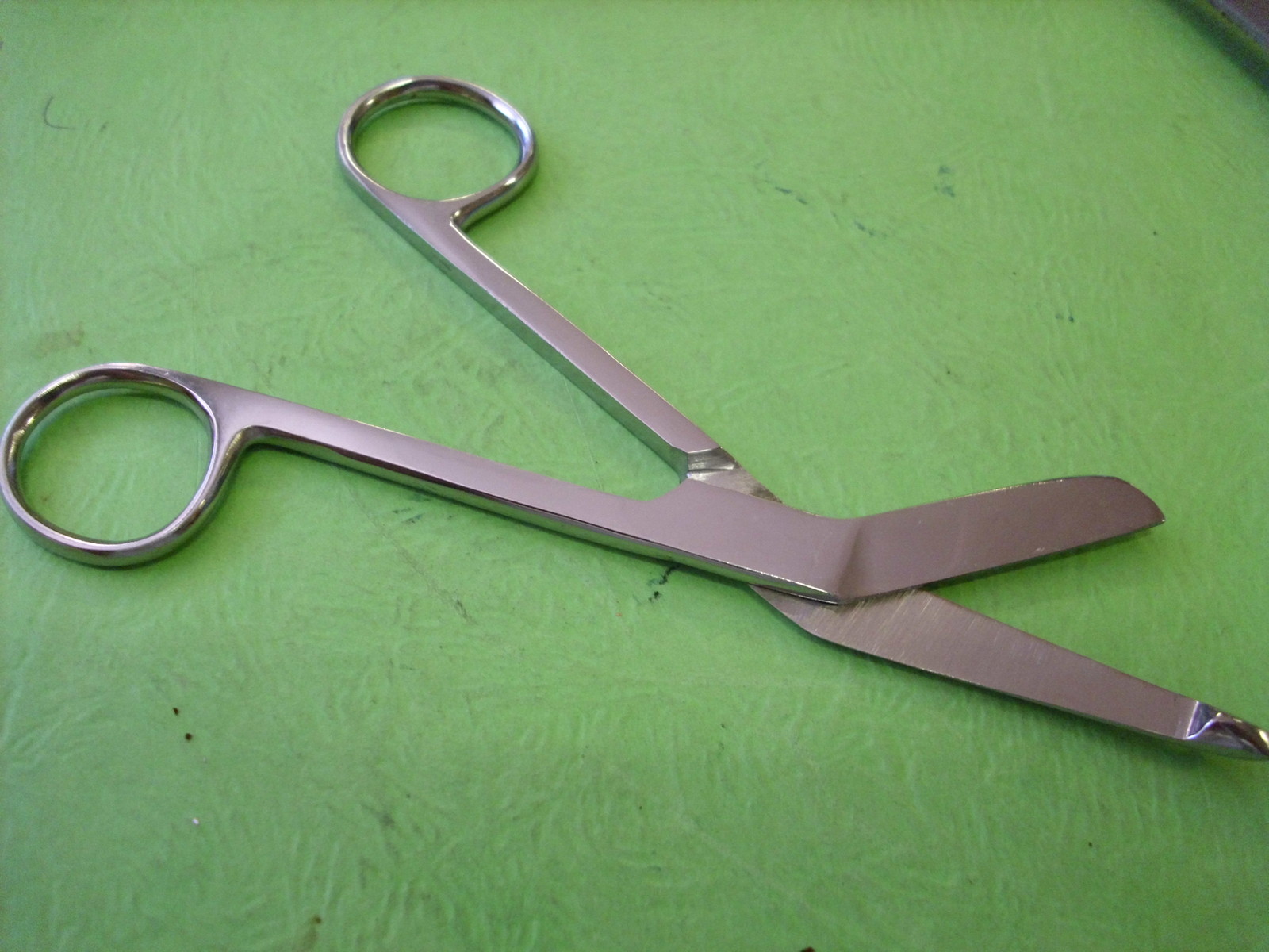 FIRST RESPONDER SCISSORS SILVER BANDAGE 5 1/2"