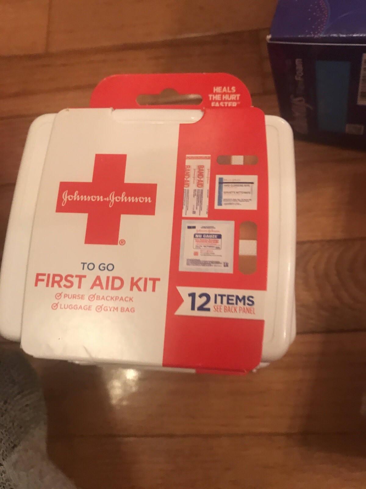 JOHNSON & JOHNSON First Aid To Go Kit 12 Items