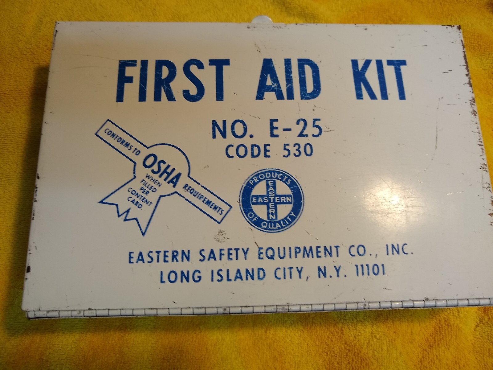 *** E-25 CODE 350 *** VINTAGE ***** FIRST AID KIT METAL CASE ** COLLECTABLE!!!!