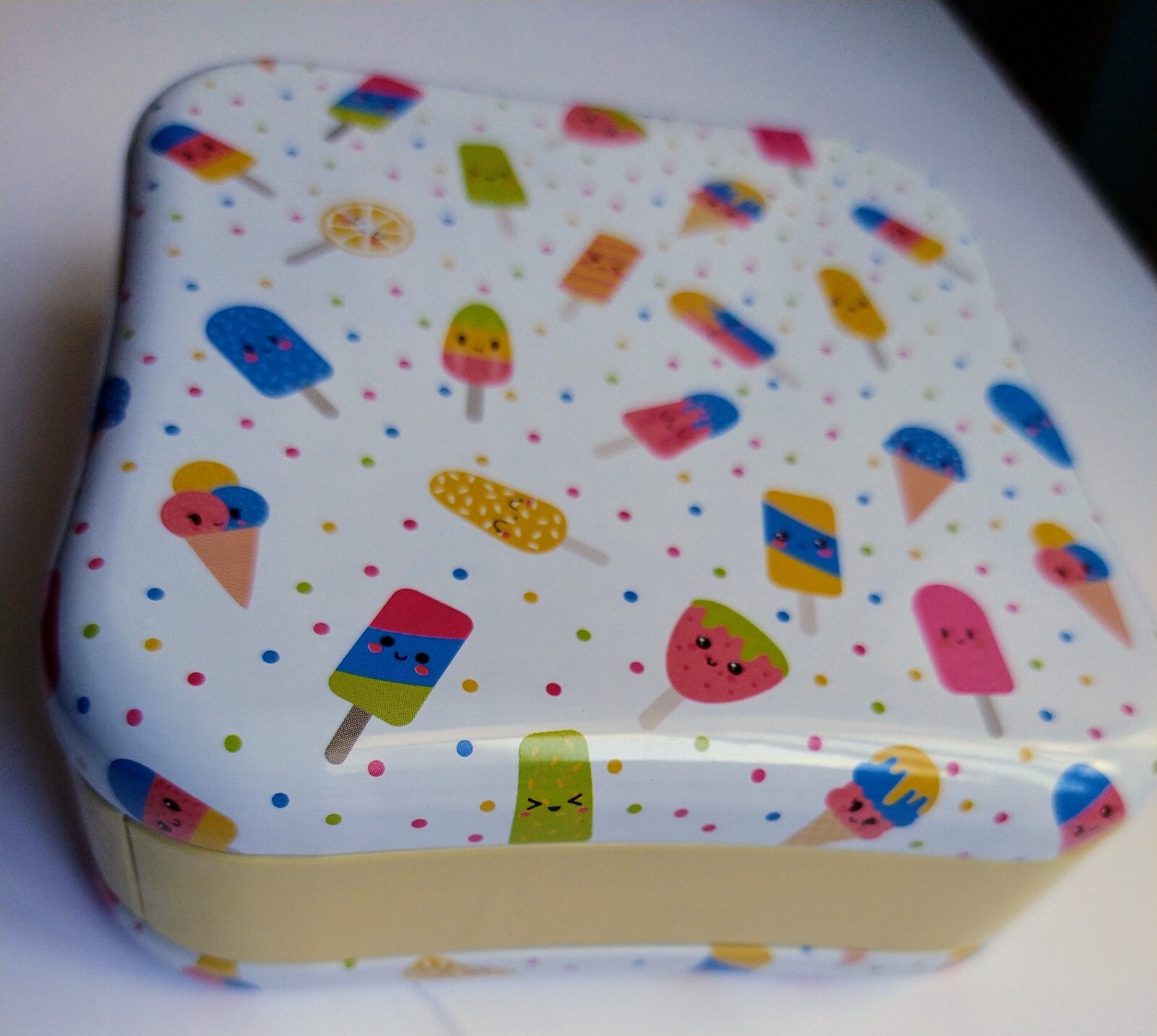 First Aid Kit 21 CT. For Kids. Cute Tin Box. Assorted Flexible Fabric Bandage.