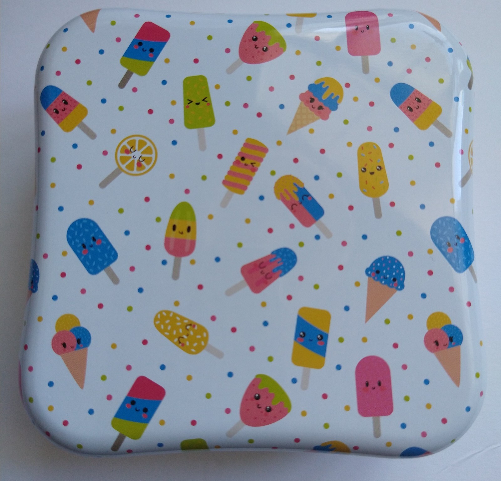 First Aid Kit 21 CT. For Kids. Cute Tin Box. Assorted Flexible Fabric Bandage.